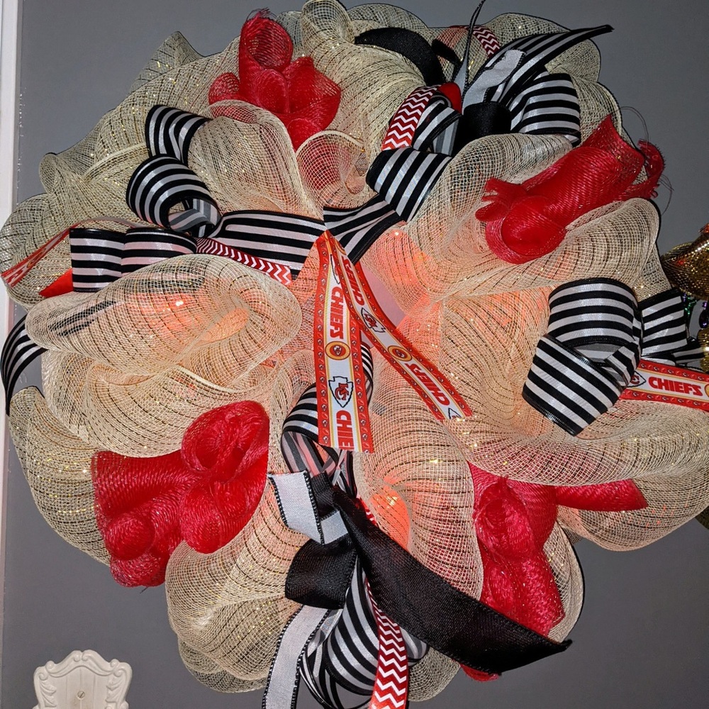 ⭐️light up deco mesh kansas city chiefs wreath